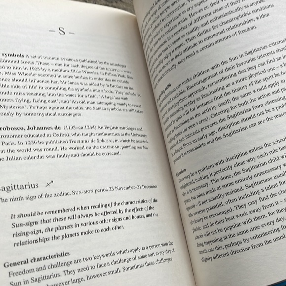 ⭐️ Parkers’ Encyclopedia of Astrology Softcover book scorpio taurus leo oisces - Picture 3 of 3